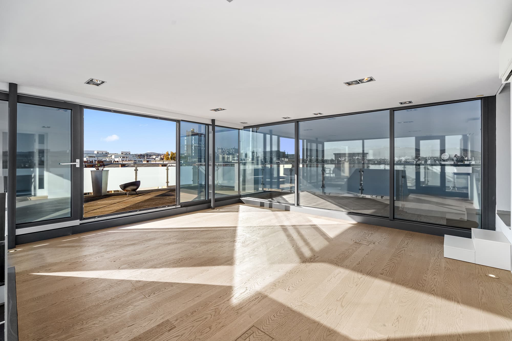 LOFT 68 - LIVING IN A PENTHOUSE WITH A VIEW!