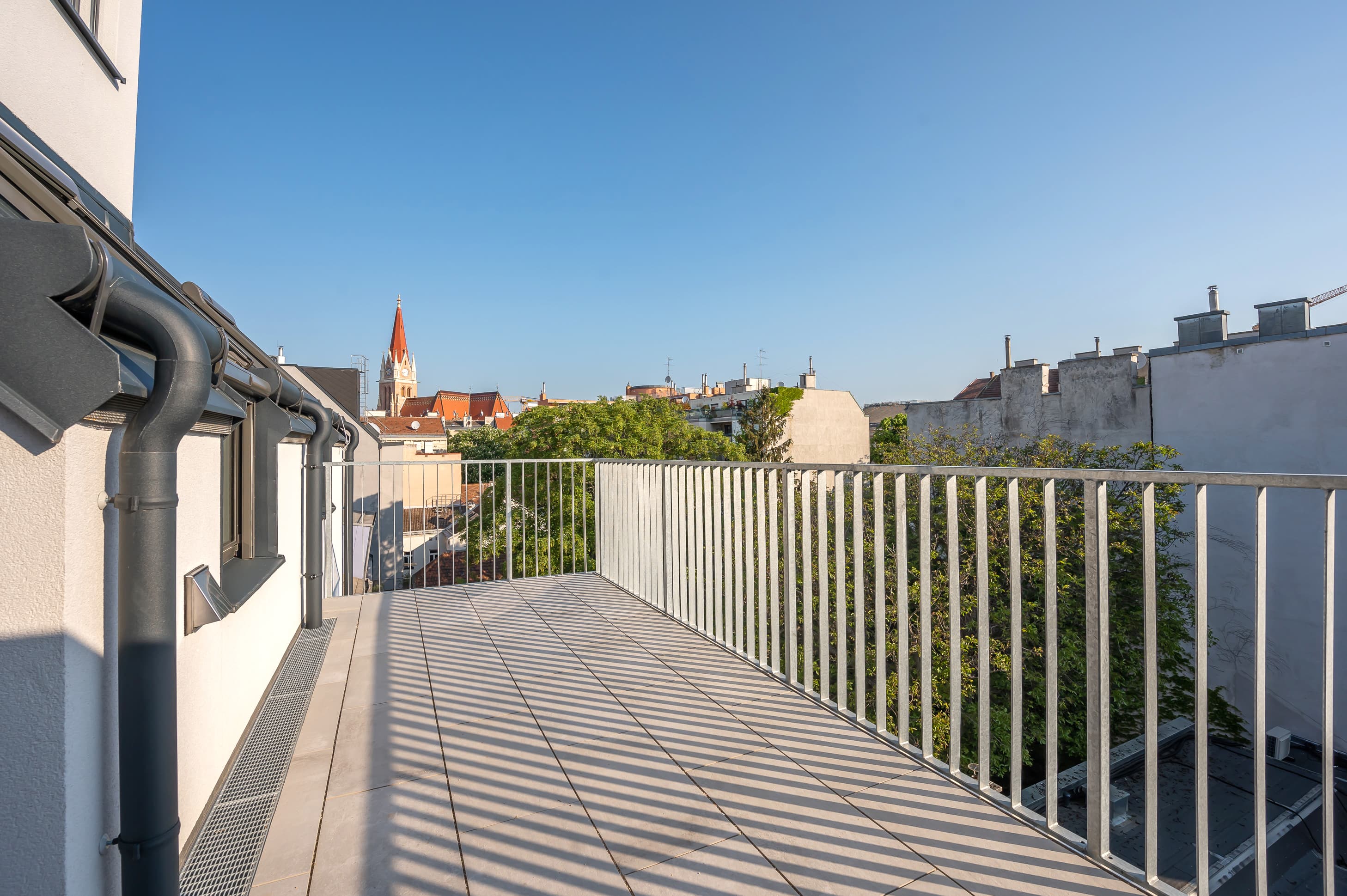 MODERNE 2 ZIMMER DG WOHNUNG MIT TERASSE @ BREITENSEER STRASSE 26