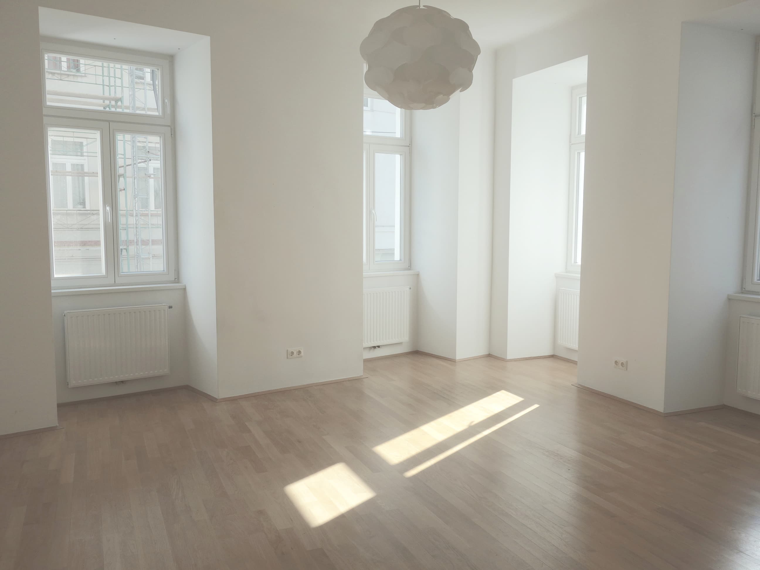 HELLE WOHNUNG IN REVITALISIERTEM ALTBAU NÄHE NASCHMARKT