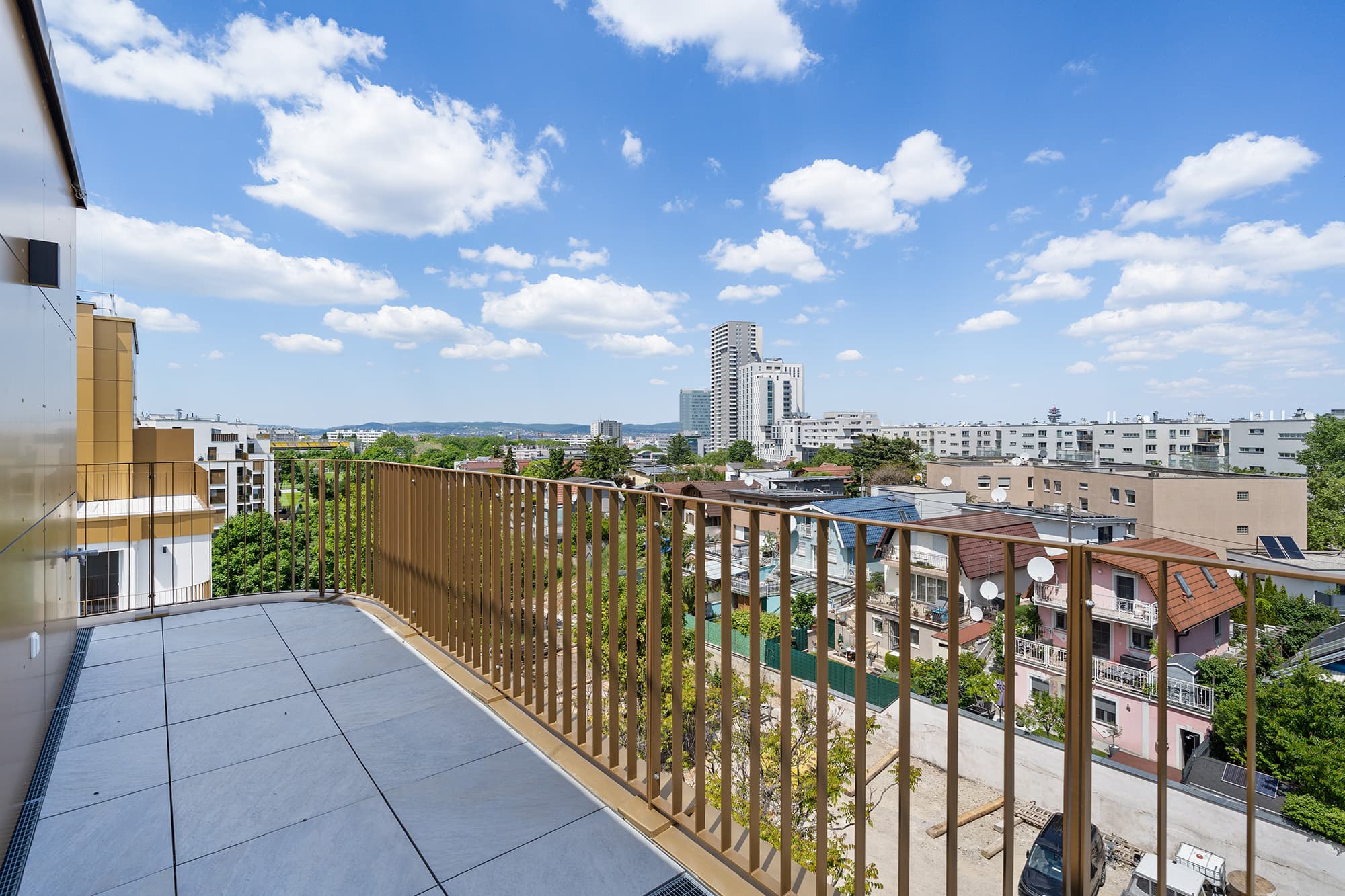 MiraLaa Exterior2 fin