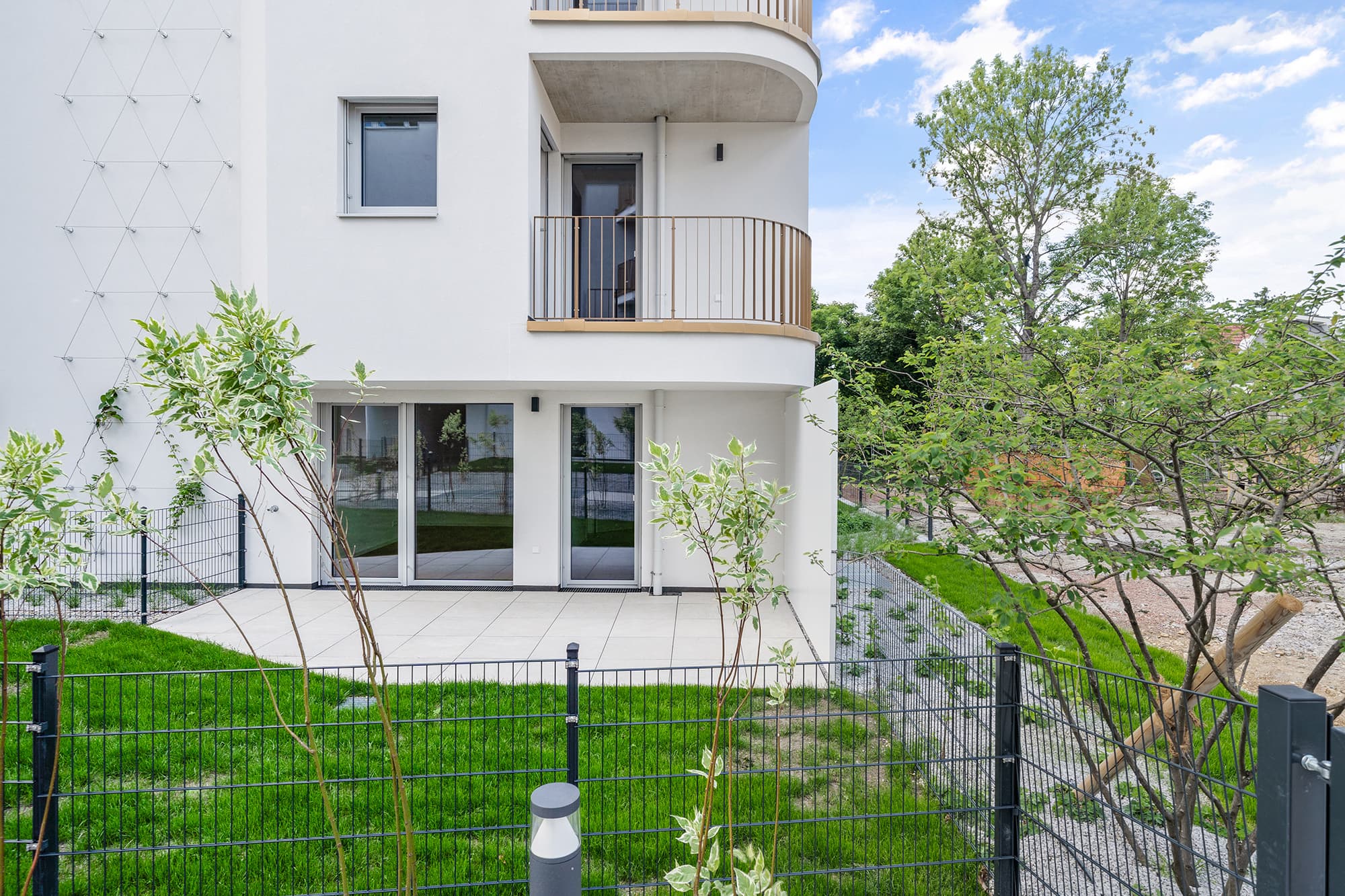 MiraLaa Exterior3 fin