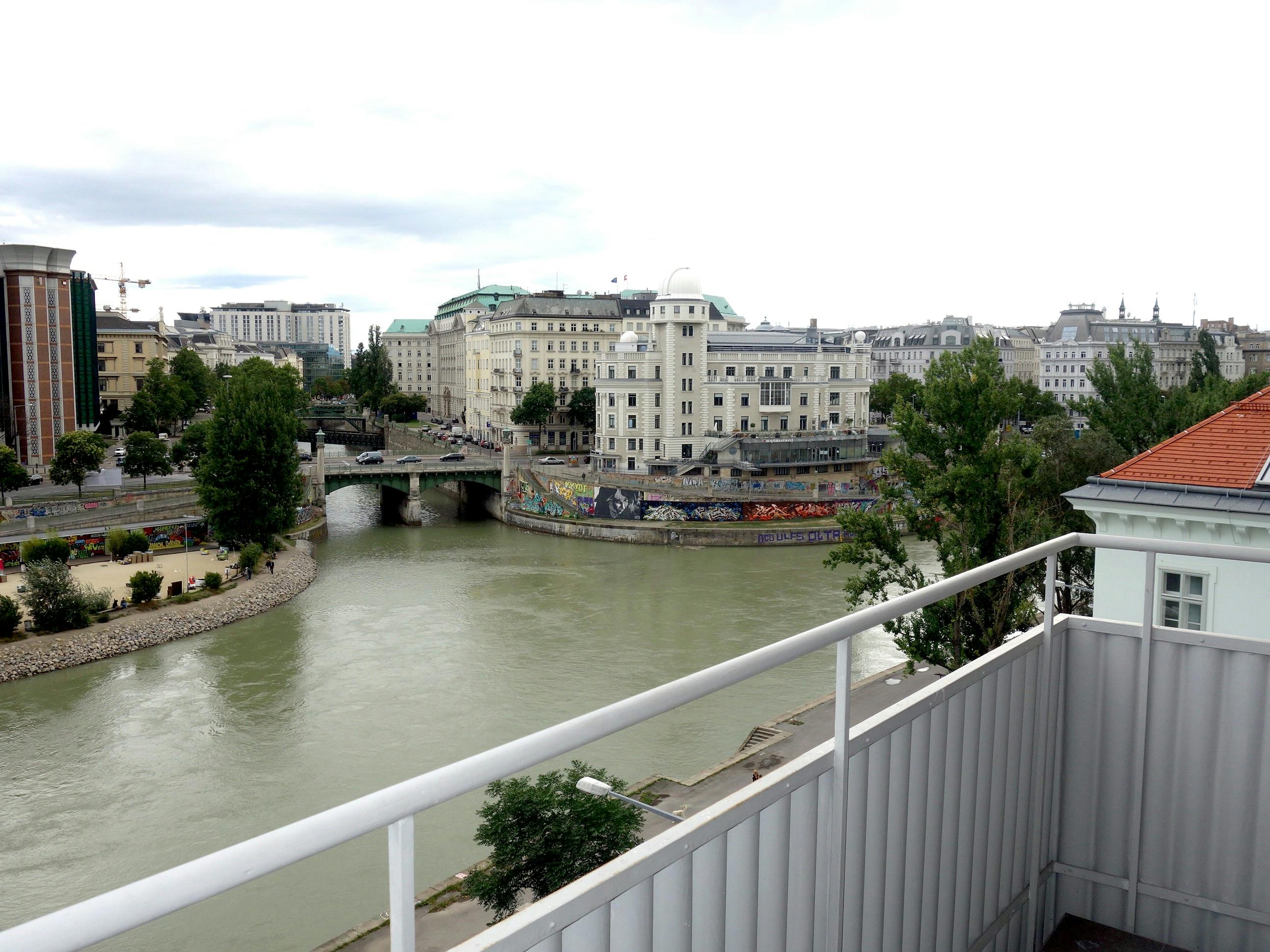 Gut geschnittene Wohnung mit Blick auf den Donaukanal und Urania!